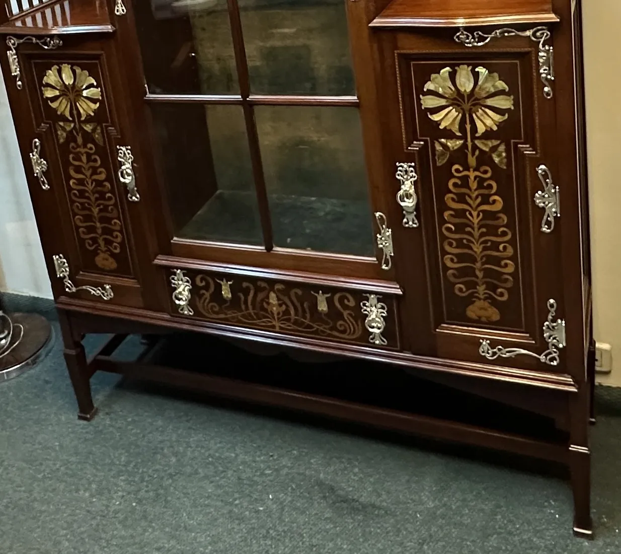 dekorative antike vitrine shapland-petter mit Glastüren