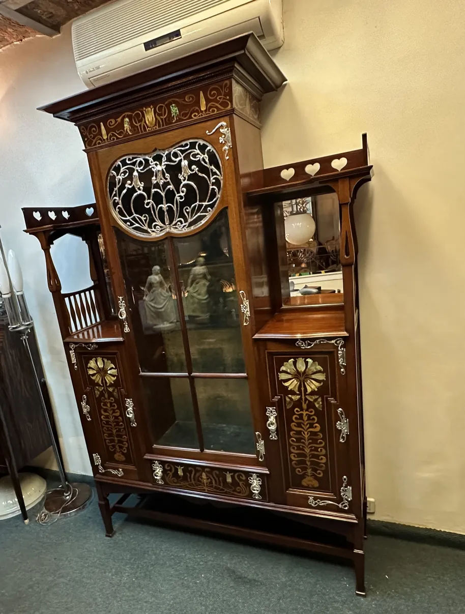 vitrine ancienne avec décorations élégantes et verre, style shapland-petter