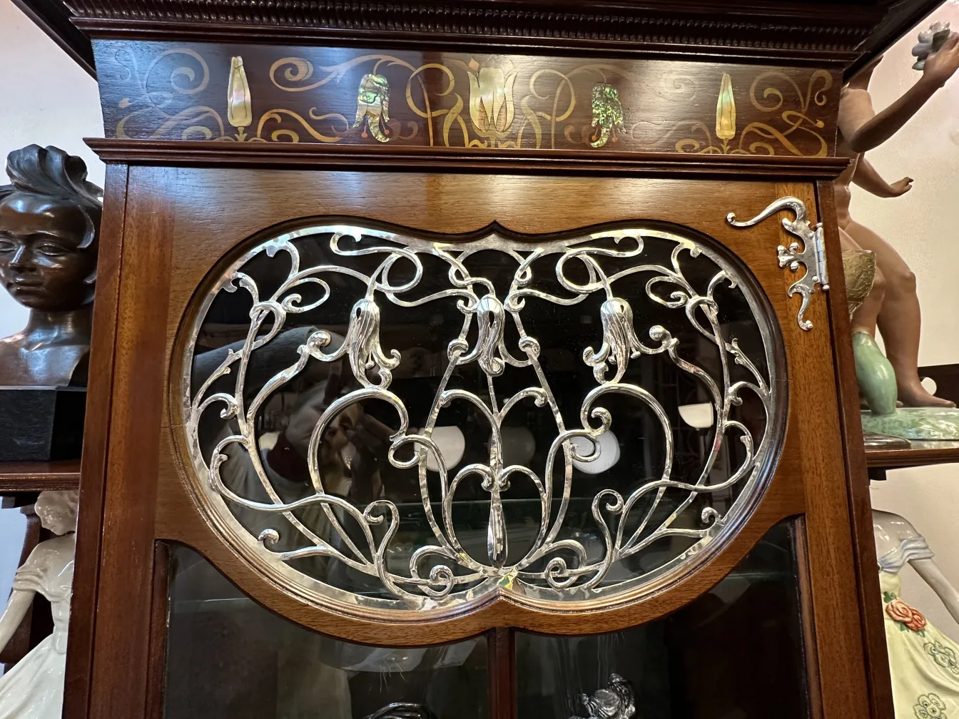 antike vitrine von shapland-petter mit aufwendigem Metalldesign und gemütlicher Atmosphäre