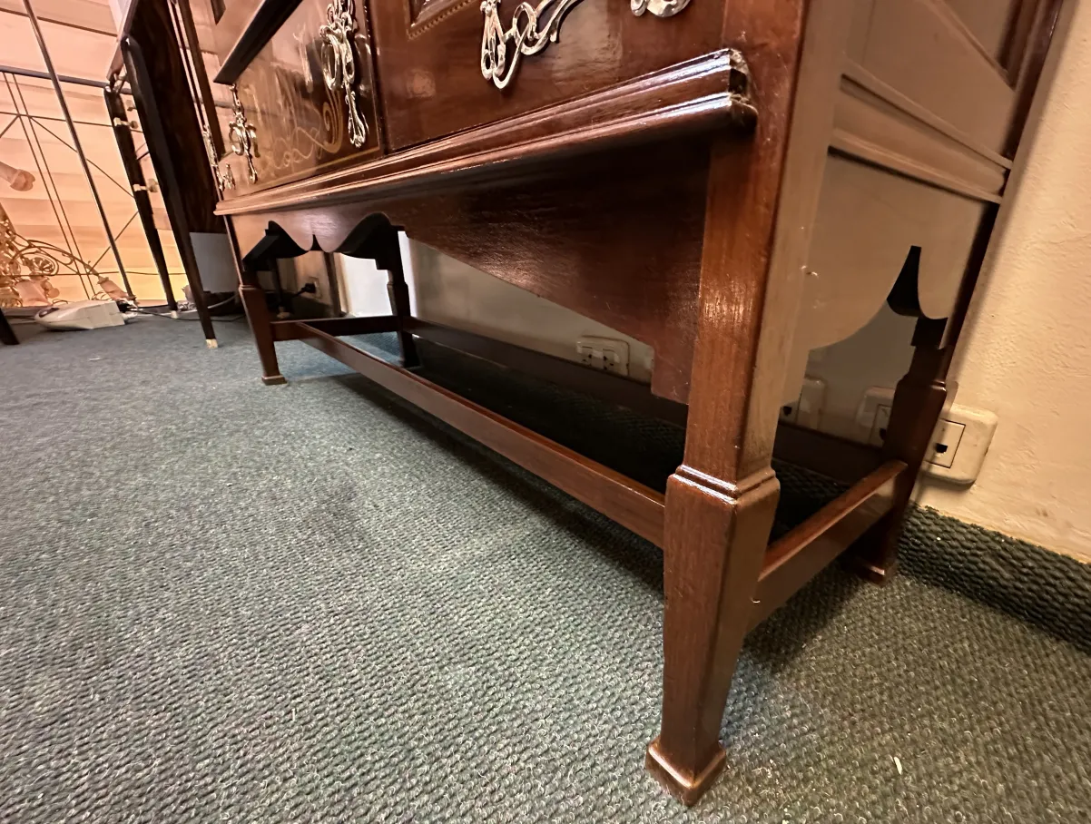 vitrina antigua con decoraciones, ambiente acogedor