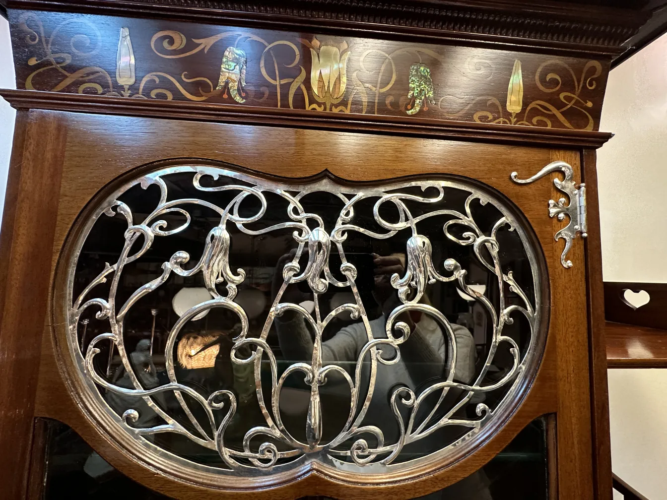 vitrine antique avec design orné et décoration