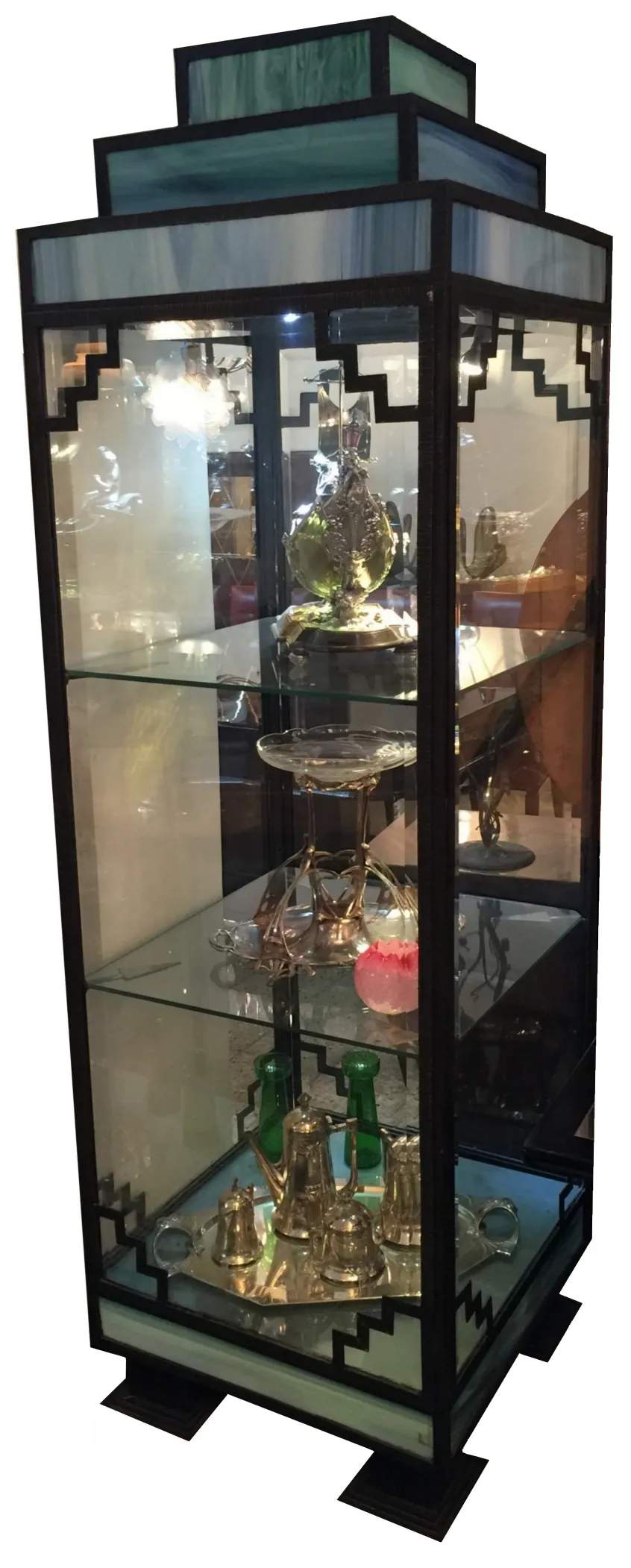 vitrine antiga com itens decorativos