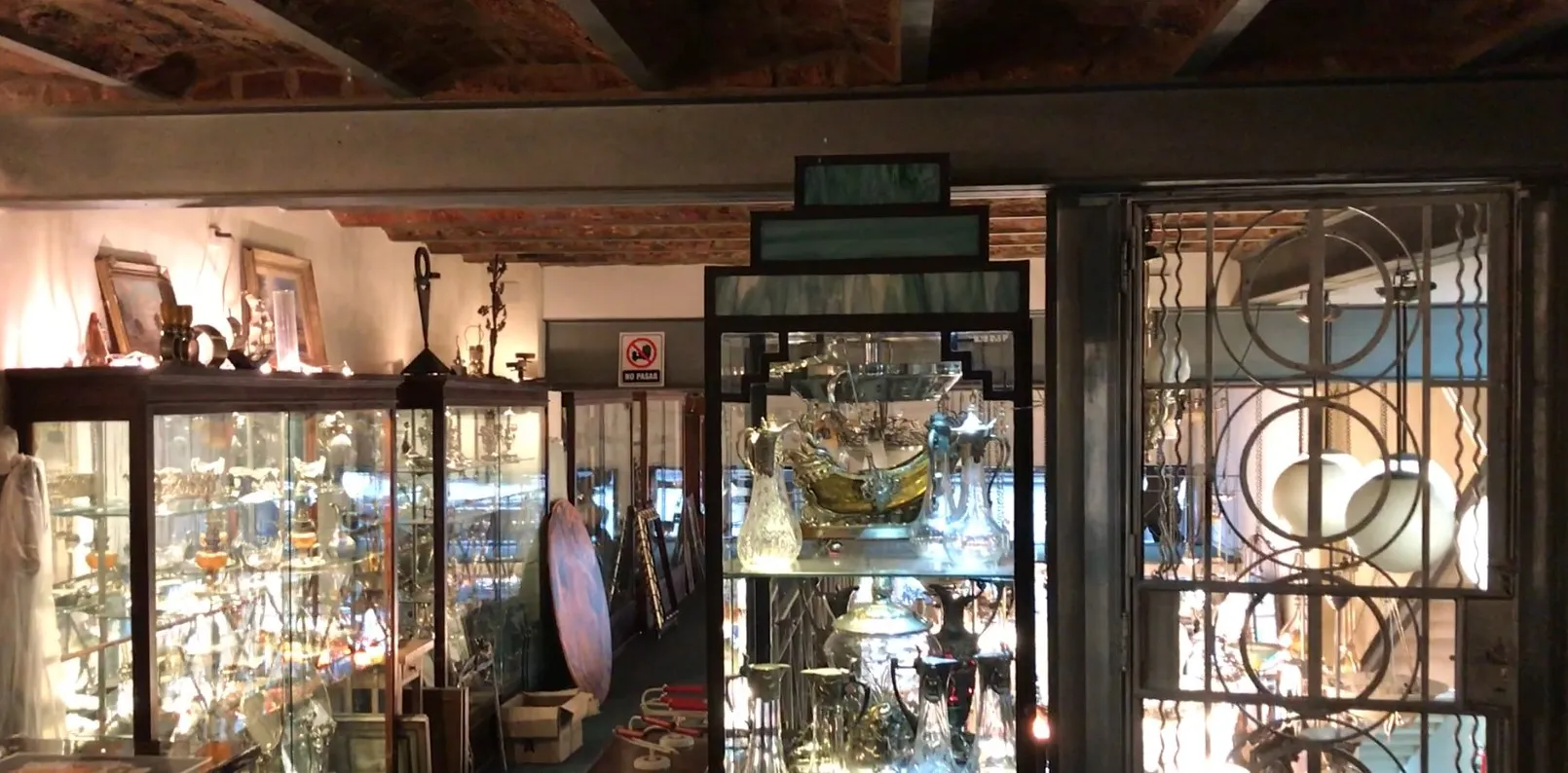 vitrine ancienne montrant divers objets décoratifs