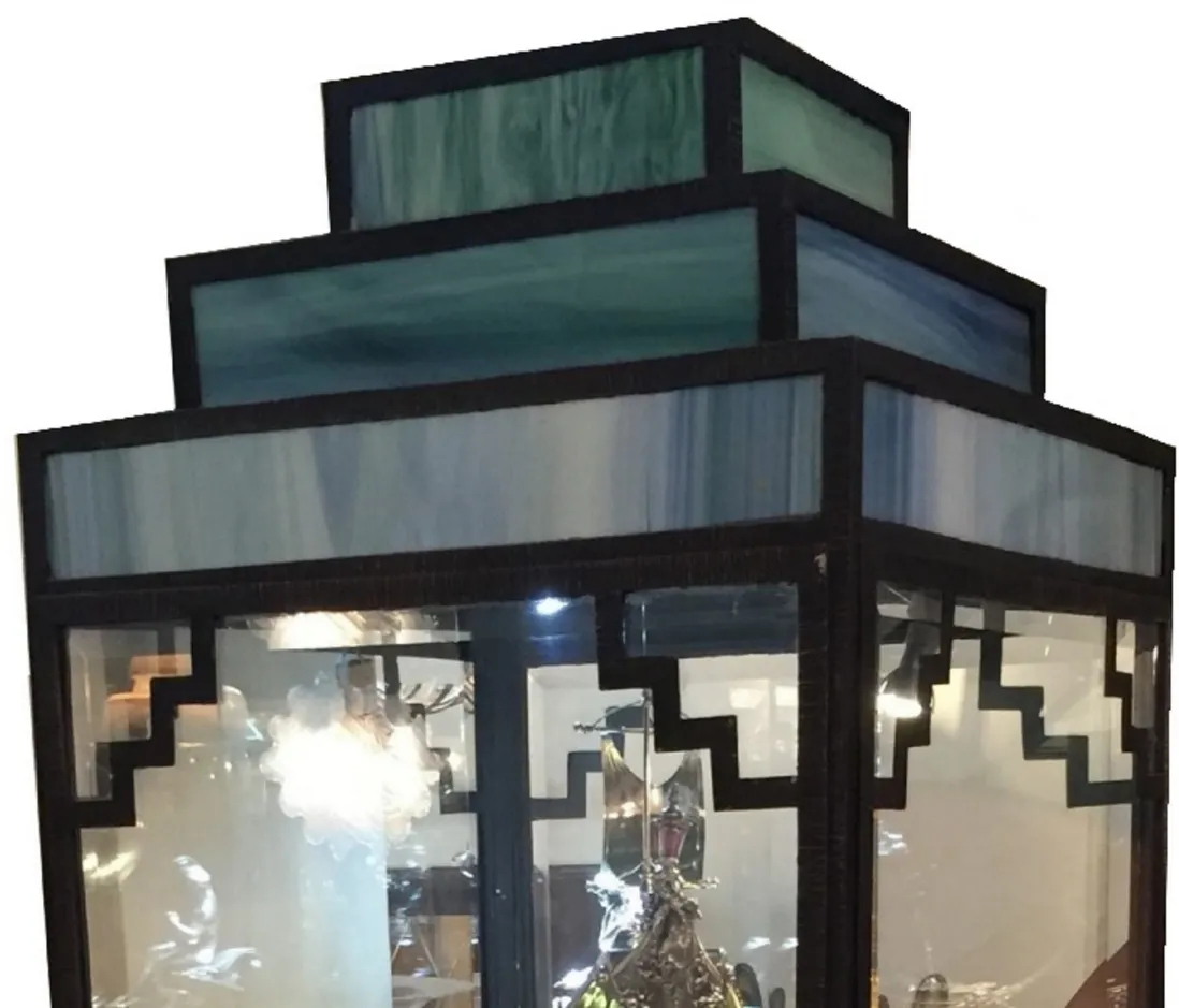 複数の展示レベルを持つ古い展示ケース。