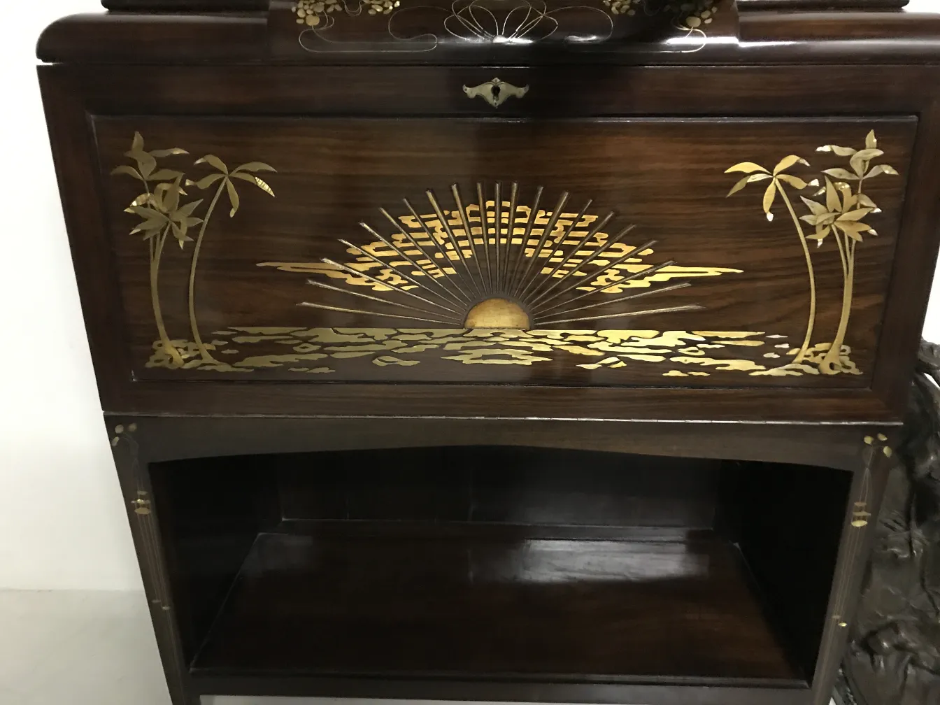 古董展示柜 carlo zen 设计有金色植物和太阳