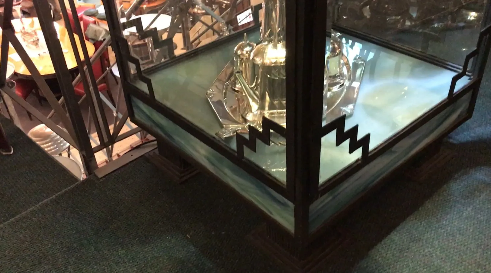 vitrine ancienne avec des objets décoratifs à l'intérieur