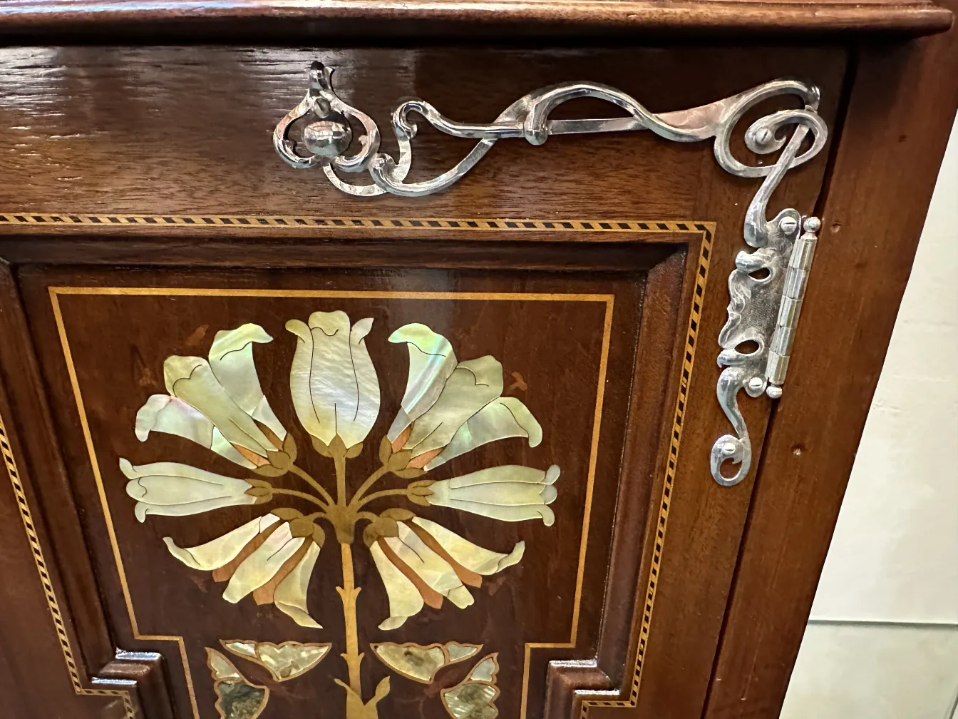 antikvitrine mit floralem Design und historischer Hardware, Shapland & Petter