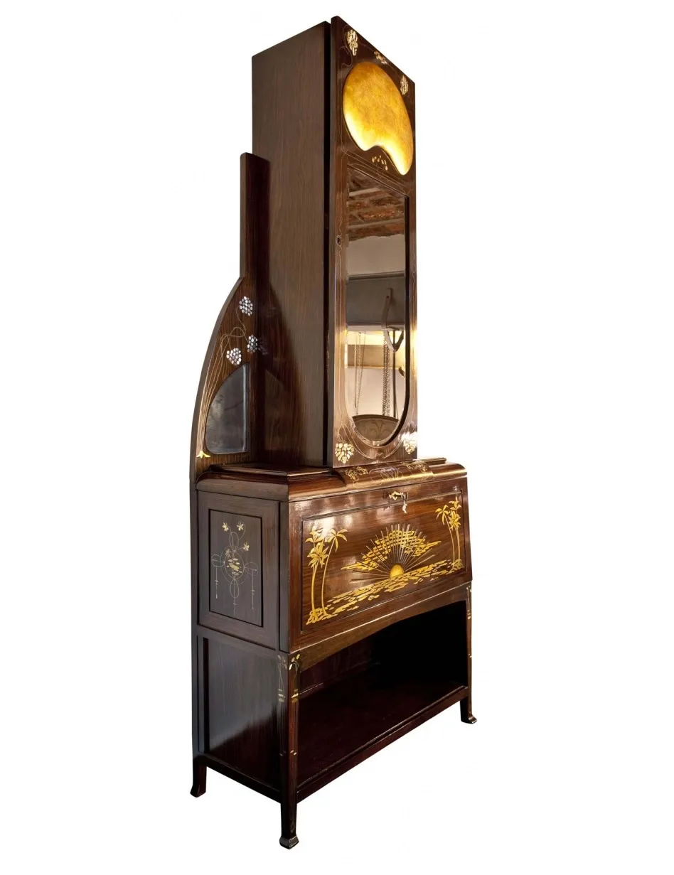 Vitrina antigua con detalles decorativos y espejo