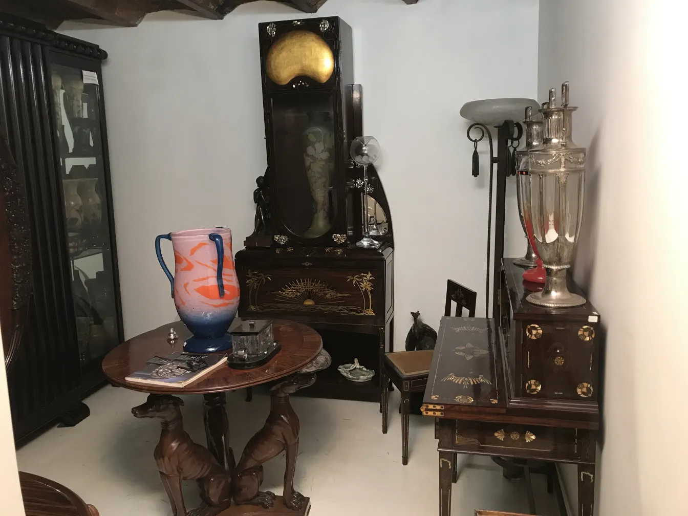 vitrine antique carlo zen avec décorations élégantes.