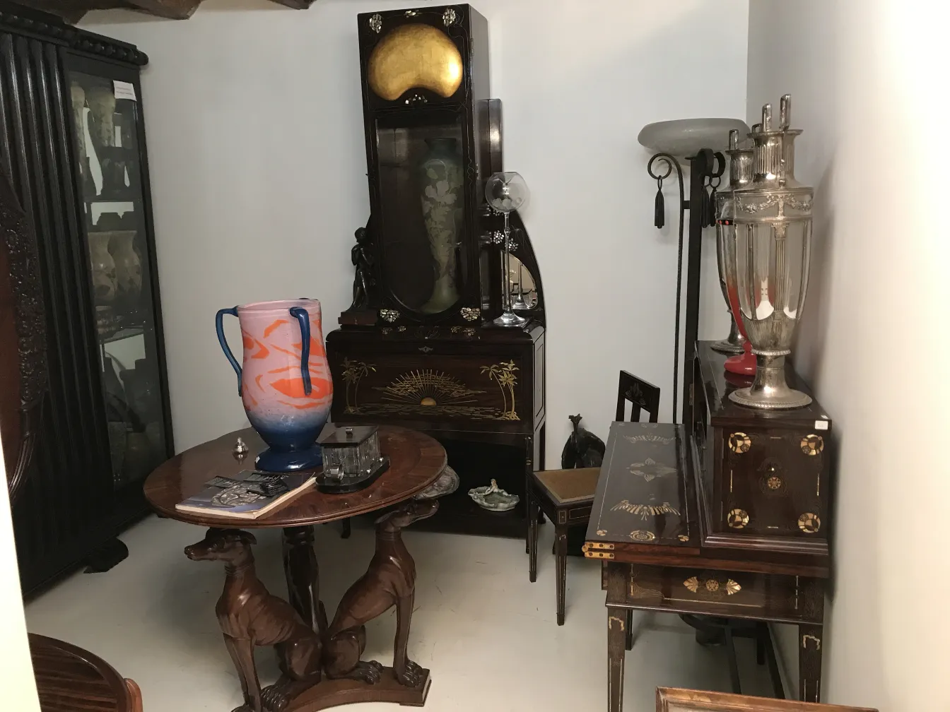 antike vitrine mit dekorativer kunst und keramik