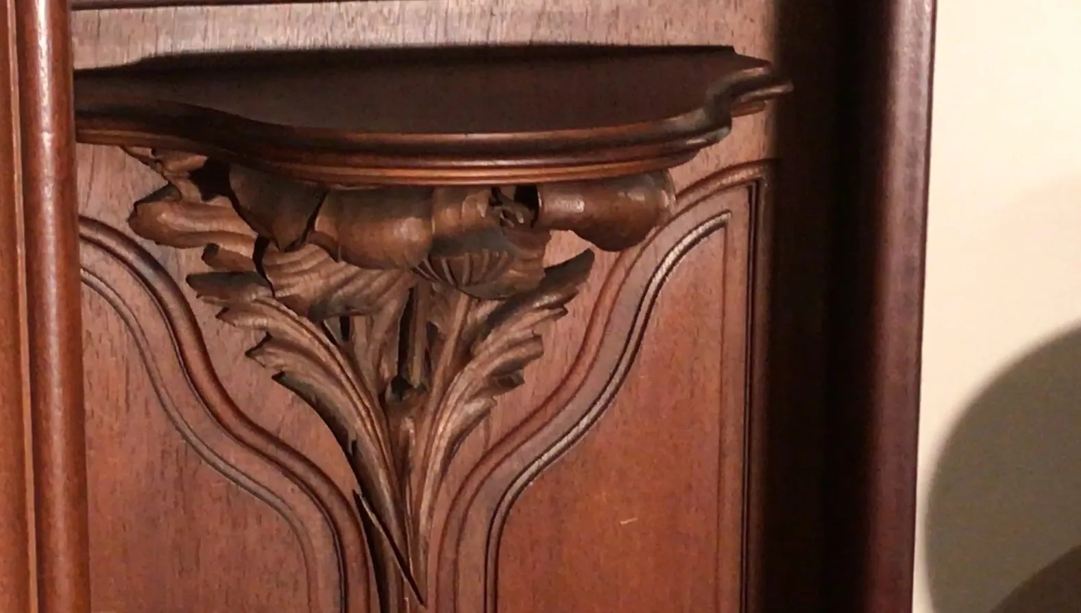 Vitrina antigua con detalles ornamentales de E.Dienst en París