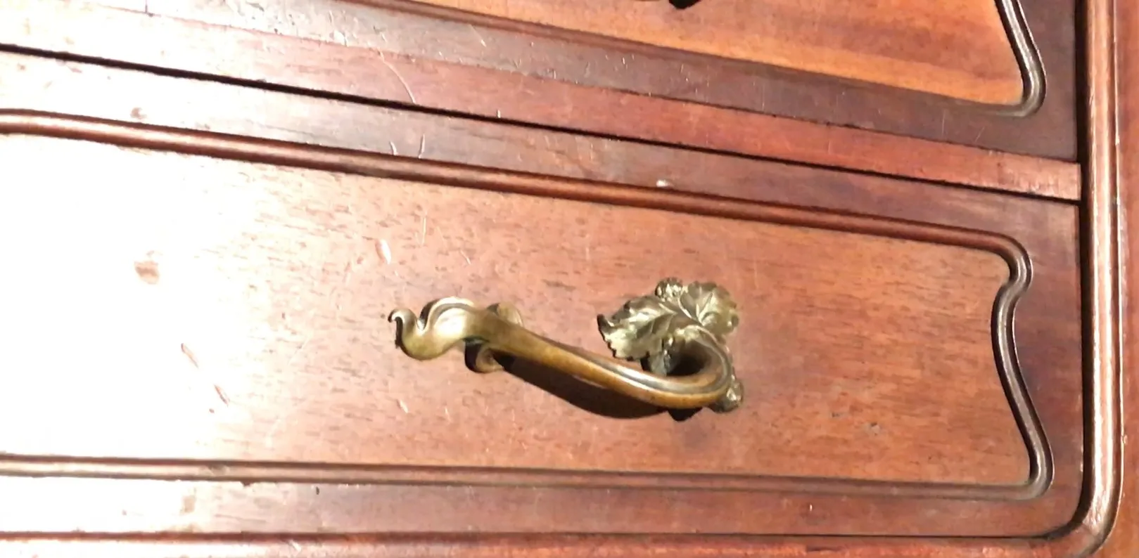 古董陈列柜带装饰把手和温暖的环境