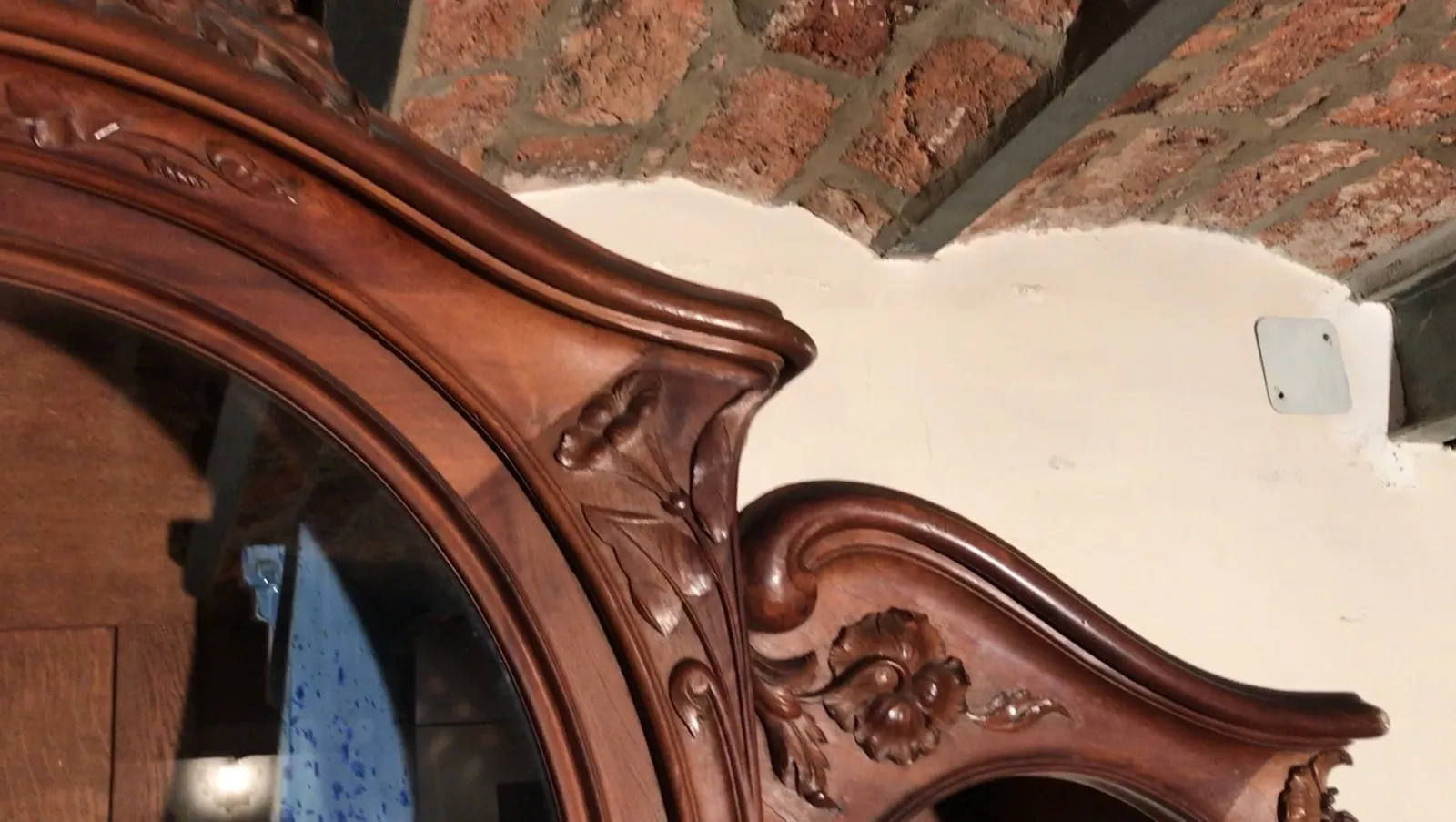 vitrina antigua de E.Dienst en París con detalles decorativos