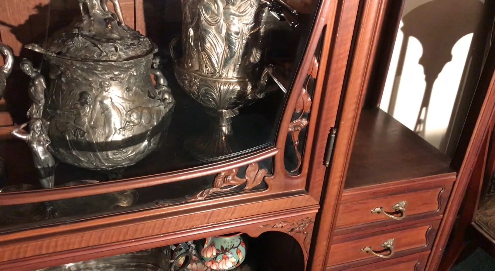 पुरानी डिस्प्ले कैबिनेट E.Dienst - पेरिस जटिल सजावट के साथ, प्राचीन वस्तुएं दिखा रहा है.