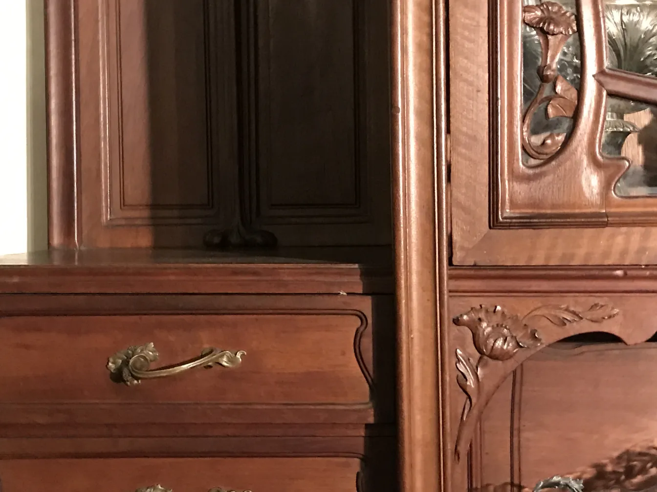 Vitrine antiga E.Dienst de Paris com detalhes ornamentais e um acabamento elegante.