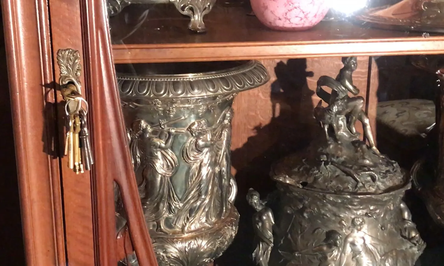 Vitrine antiga E.Dienst - Paris, adornada com figuras e detalhes intrincados.