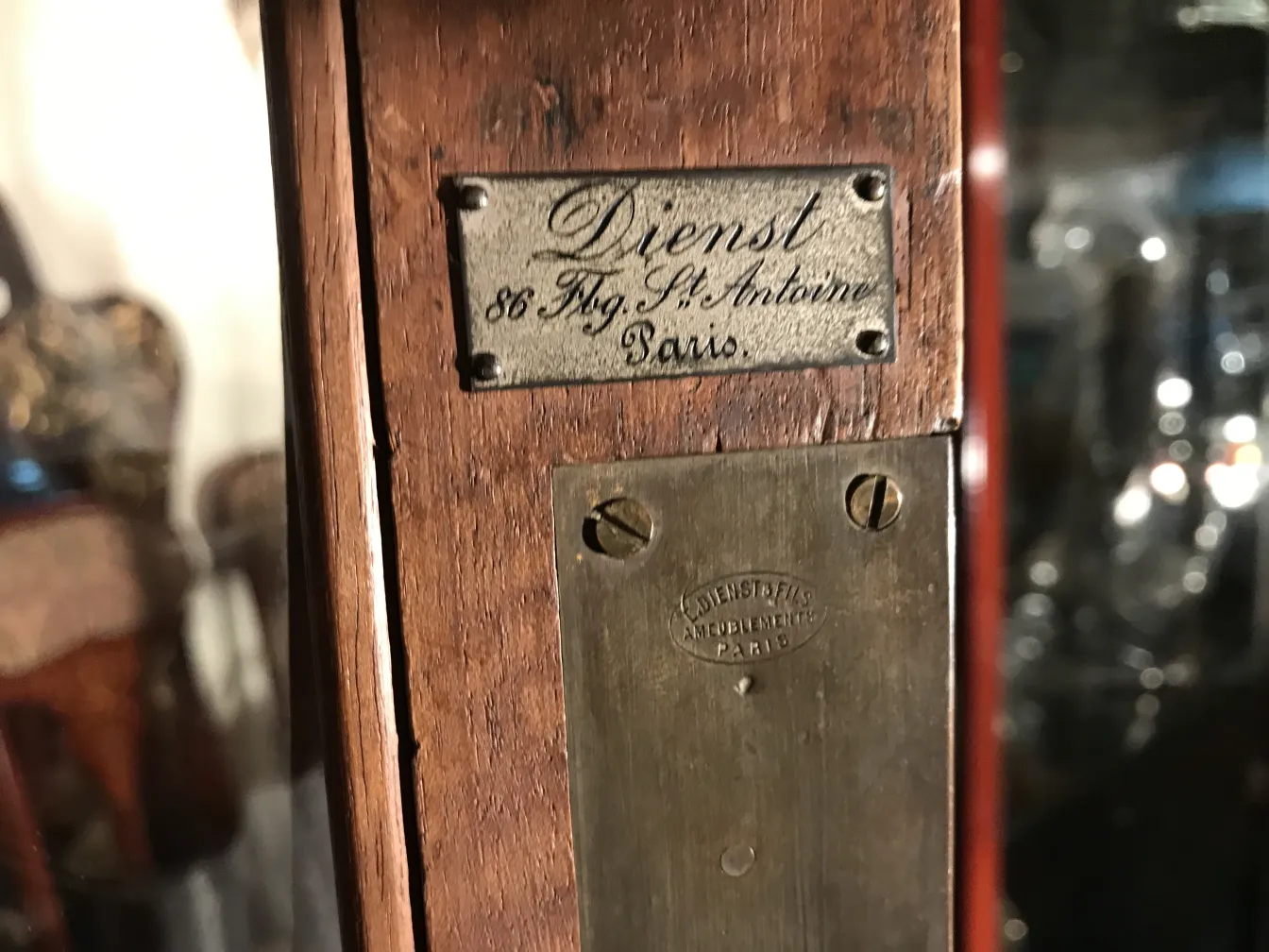 vitrine für antiken mit E.Dienst-details in Paris