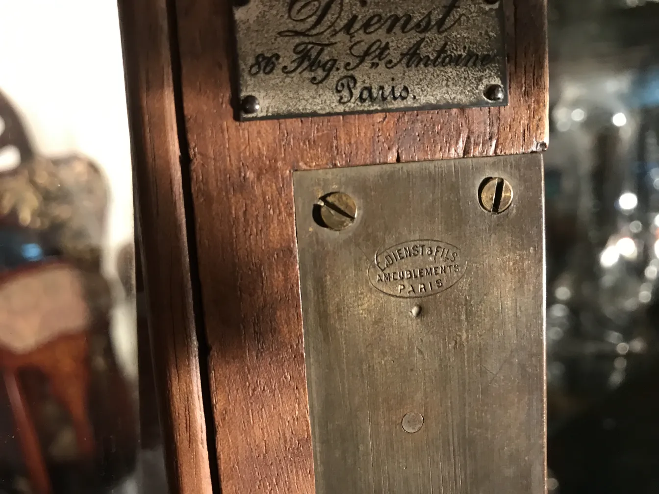 Vitrina E.Dienst de París con detalles antiguos, ambiente vintage
