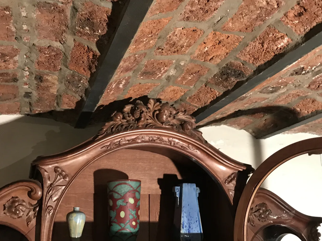 Vitrina antigua con detalles decorativos de E.Dienst - Paris