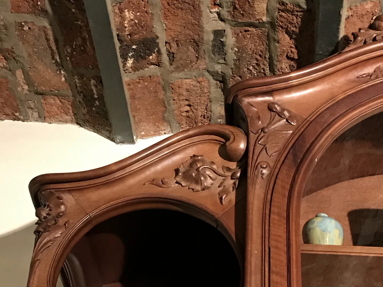 Vetrina antica E.Dienst - Paris con dettagli decorativi in un ambiente rustico.