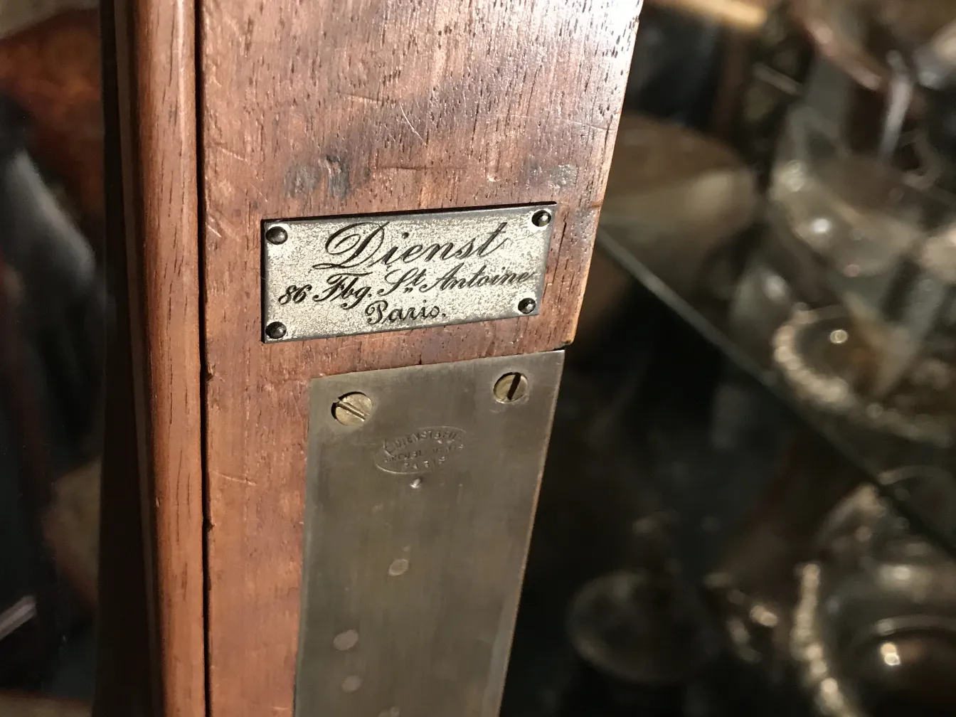 Vitrine antique d'E.Dienst à Paris, élégante et unique.