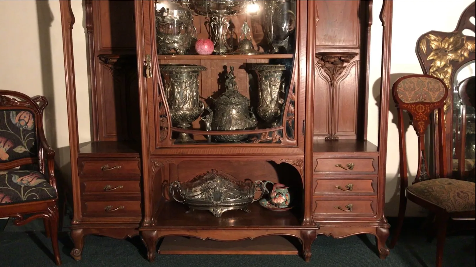 خزانة عرض عتيقة تعرض عناصر زخرفية