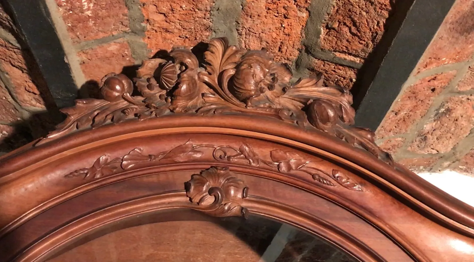 antike Vitrine E.Dienst in ruhiger Umgebung, klassischer Stil.