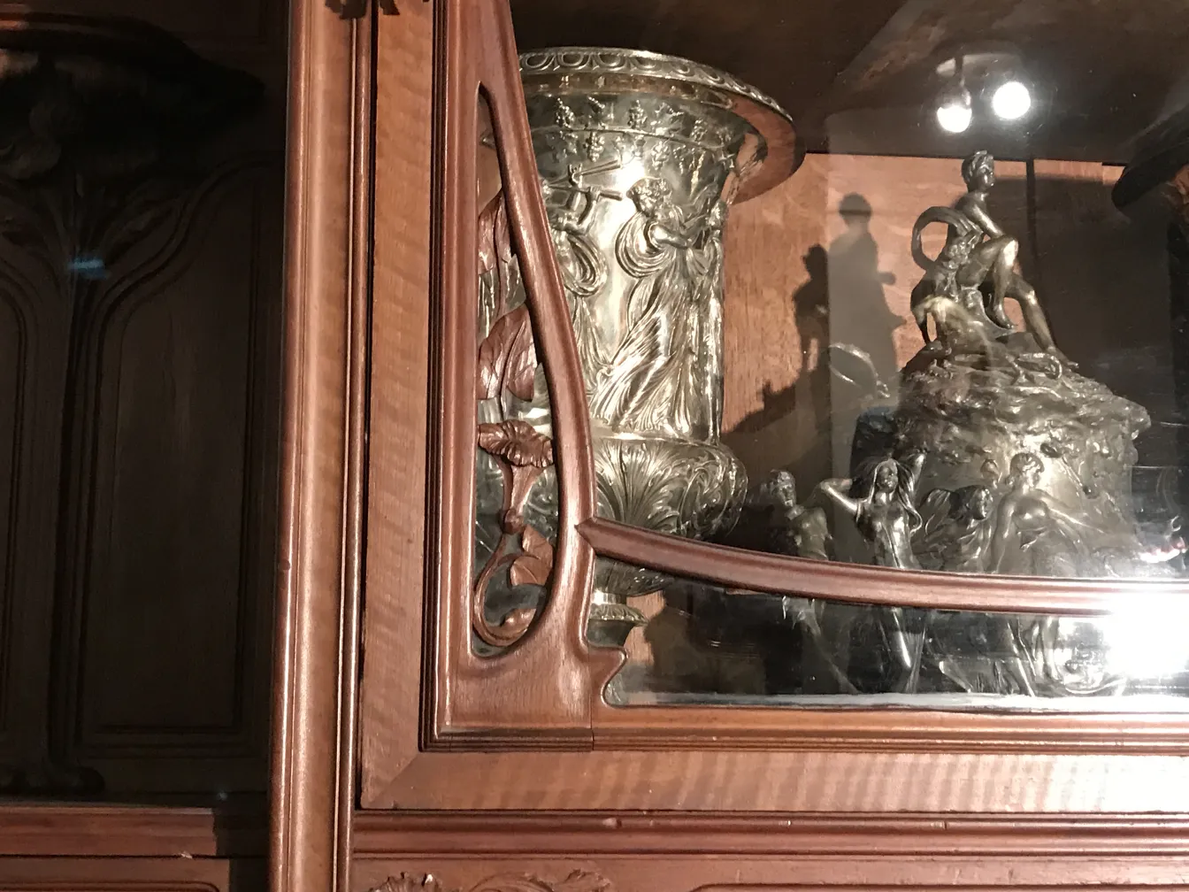 Antique display cabinet E.Dienst from Paris with decorative items