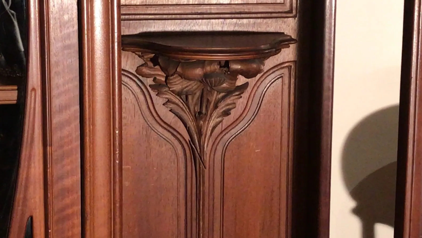 Vitrina antigua de E.Dienst, con tallados florales y detalles clásicos.