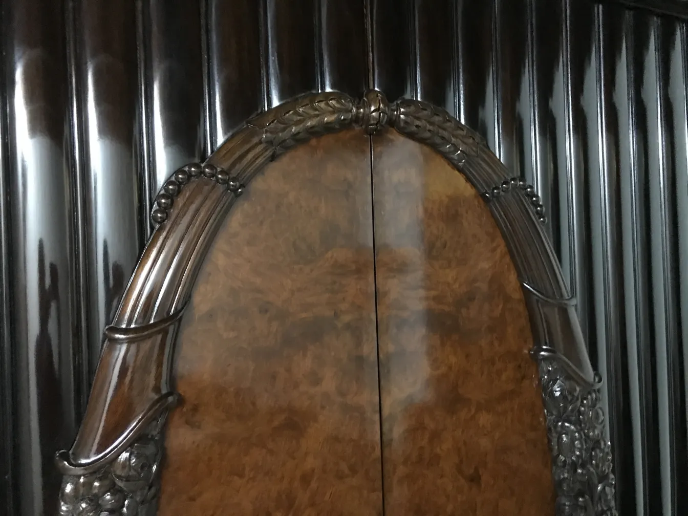 vetrina antica con design elegante e dettagli ornamentali