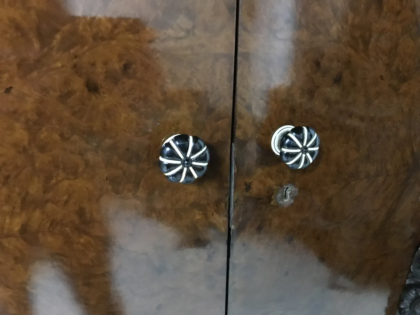 vitrine ancienne élégante avec boutons décoratifs