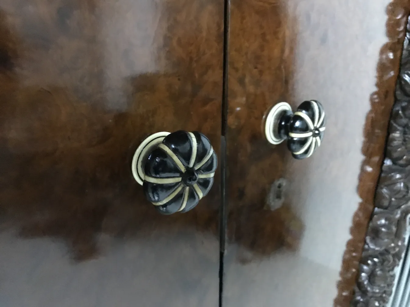 古董陈列柜，带有深色背景的优雅把手