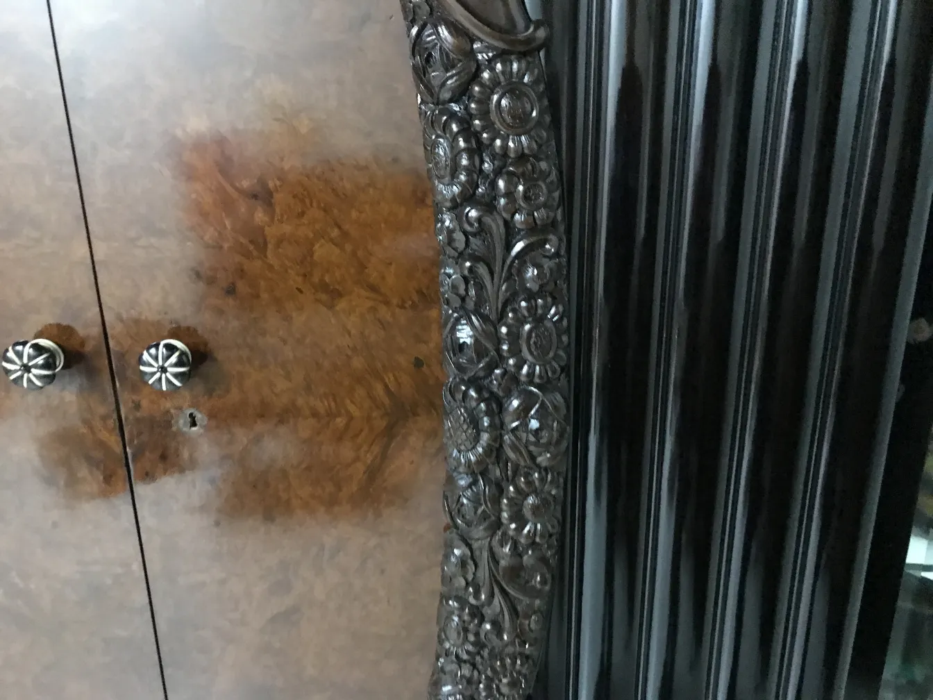 vitrina antigua con un marco ricamente tallado, decoraciones florales