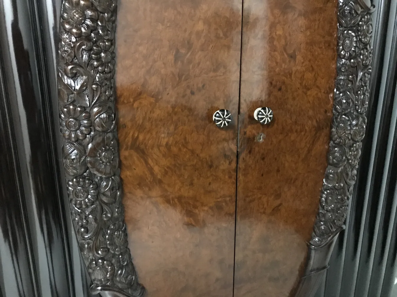 vitrine antiga com carvings florais e acabamento brilhante