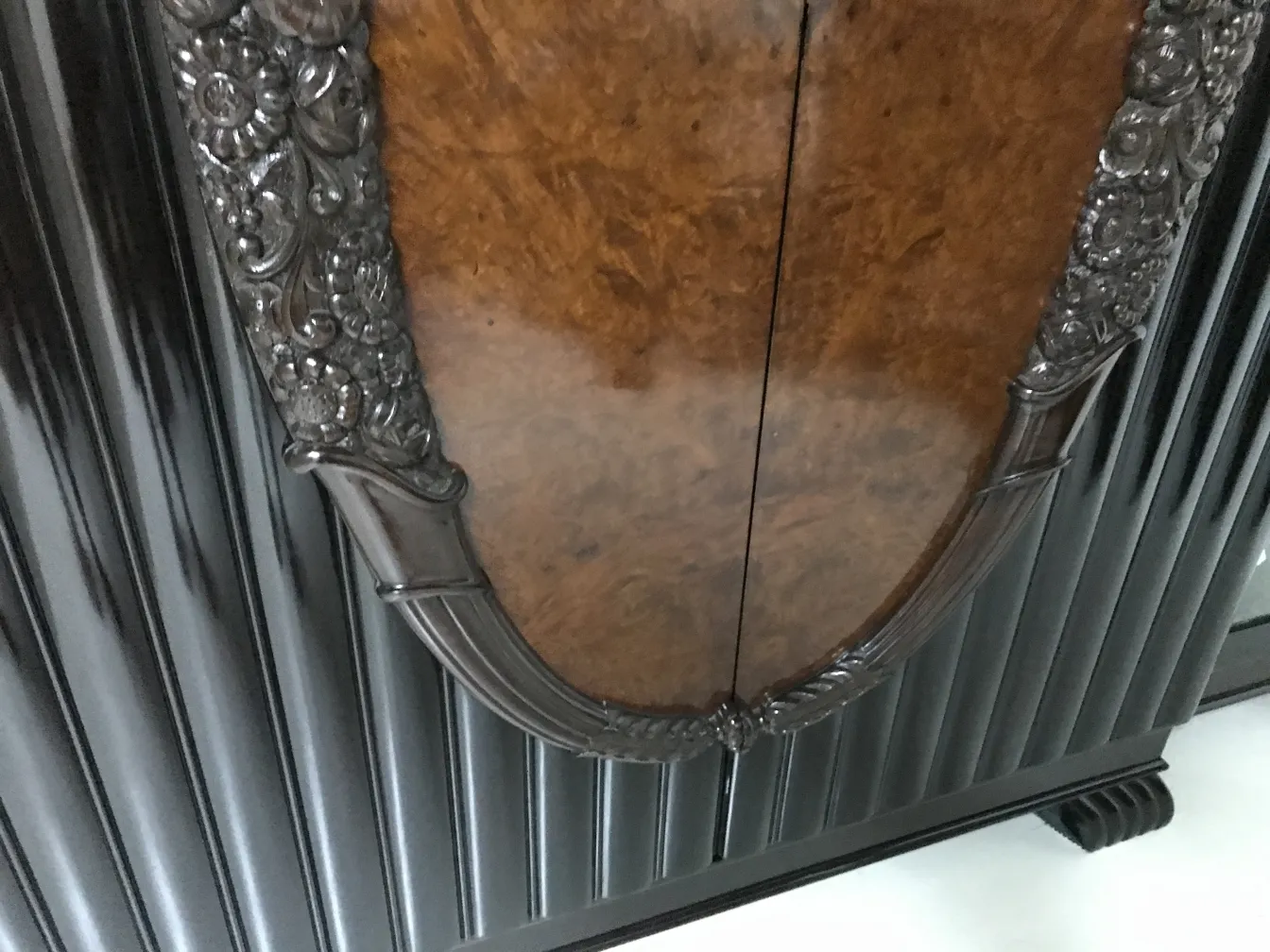 प्राचीन-डिस्प्ले-कैबिनेट-फूलोंकी-विवरण-शैली-में।