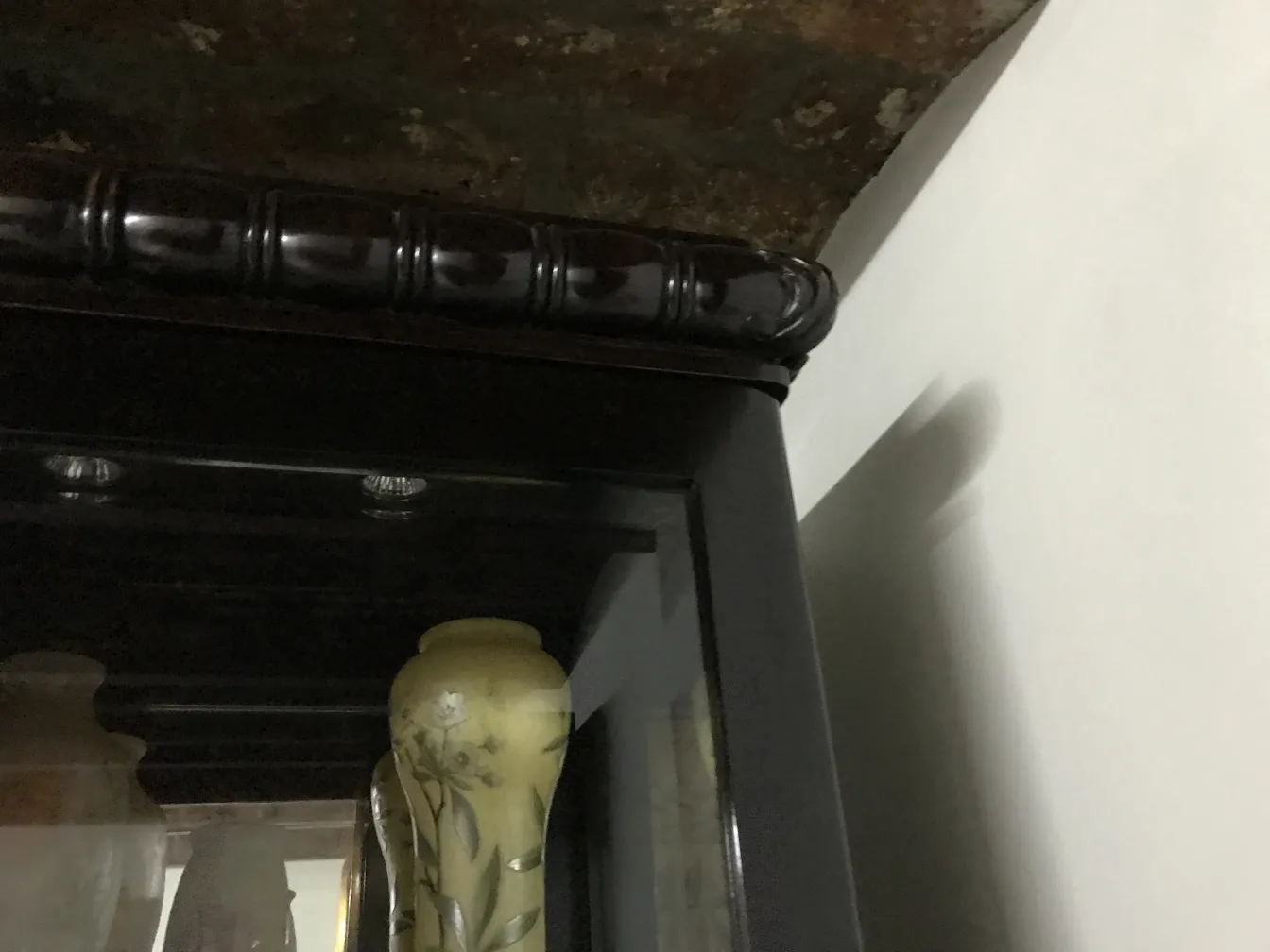 Antike Vitrine, die dekorative Gegenstände im Inneren zeigt.