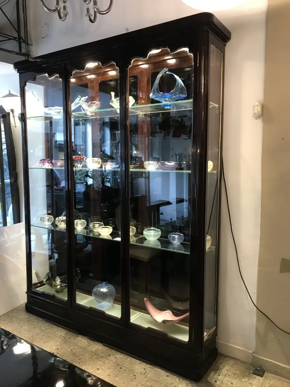 vitrine antique présentant des objets décoratifs