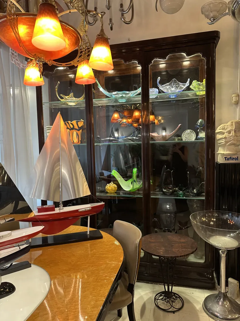 vitrine ancienne éclairée avec verre coloré et objets décoratifs