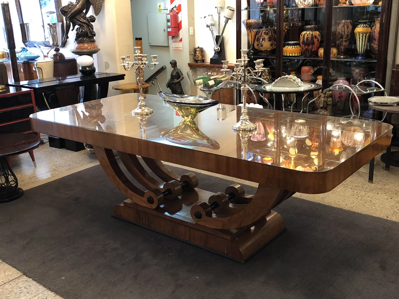 Vitrine antiga exibindo vários itens decorativos.