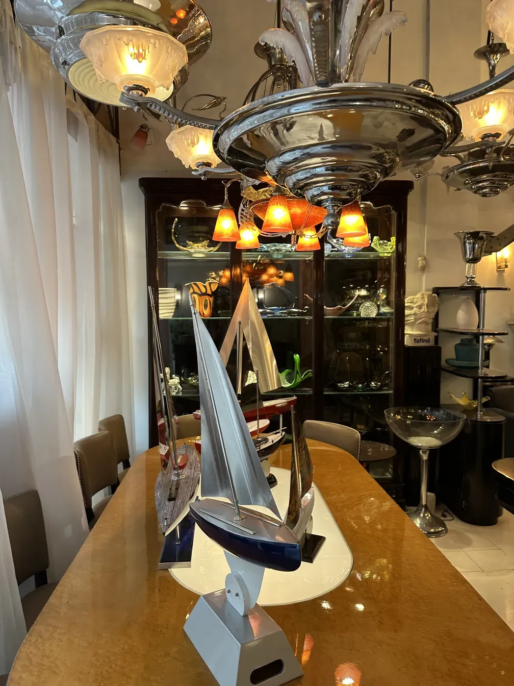 古董展示柜展示各种装饰物品，旁边有一张桌子