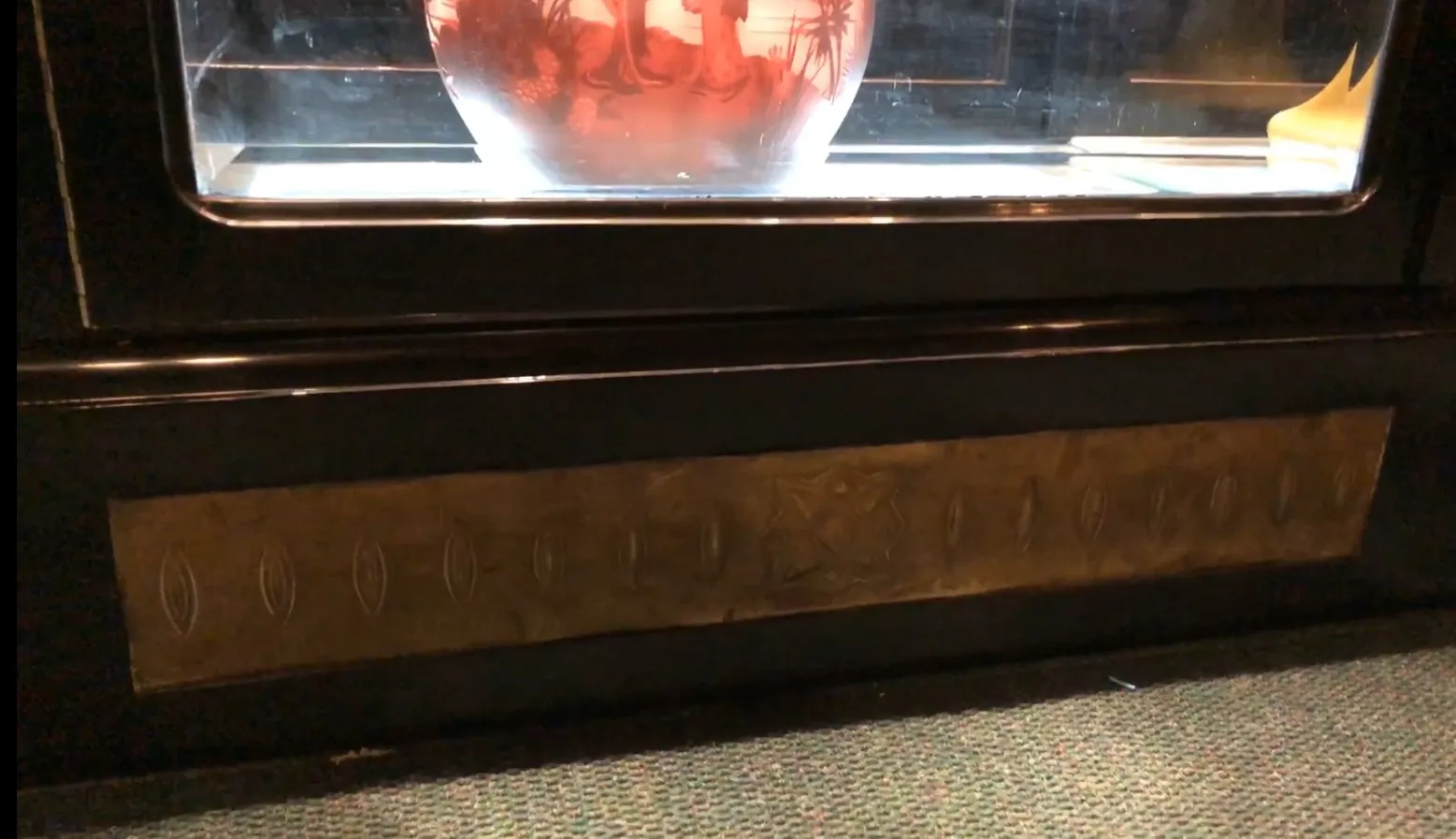 vitrine antique avec détails ornementaux.