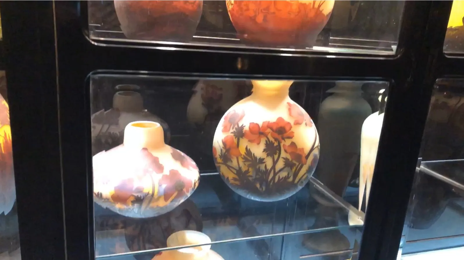 古いディスプレイキャビネットと色とりどりの装飾的な花瓶。