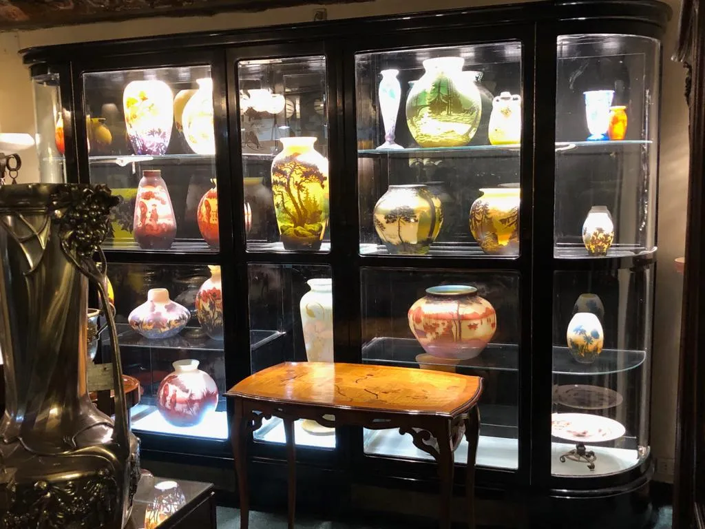 vitrine antiga com vários vasos coloridos