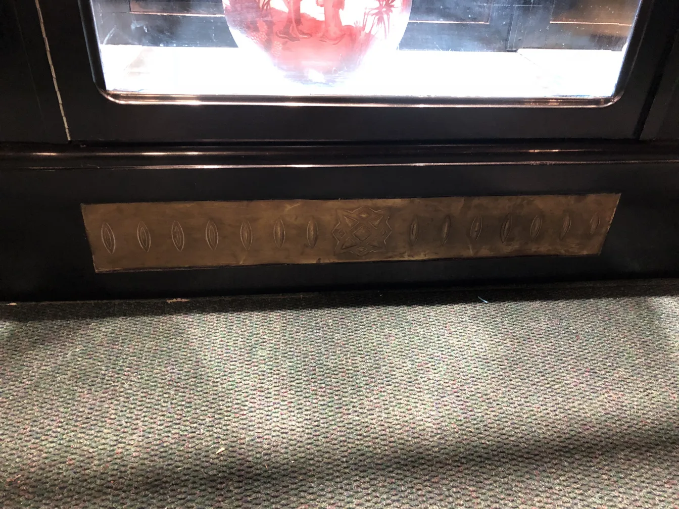 vitrine ancienne avec des détails décoratifs dans un cadre chaleureux