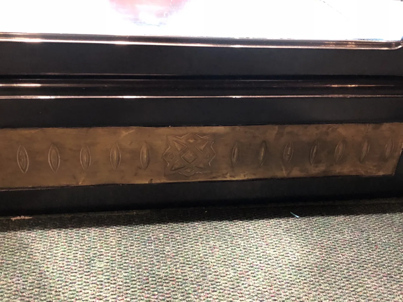 装飾的な浮彫りのある古い陳列ケース