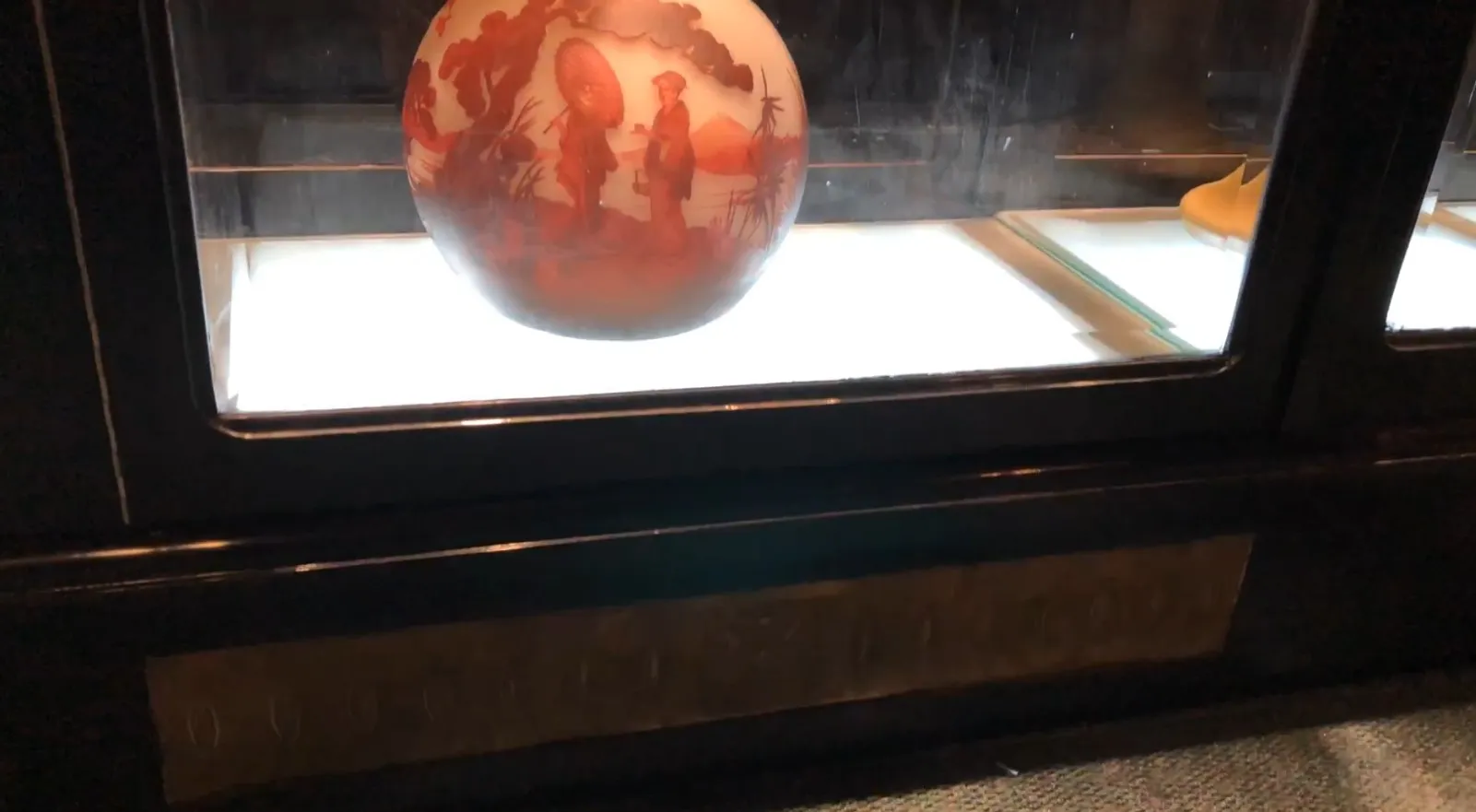 vitrine ancienne montrant un objet sphérique décoratif