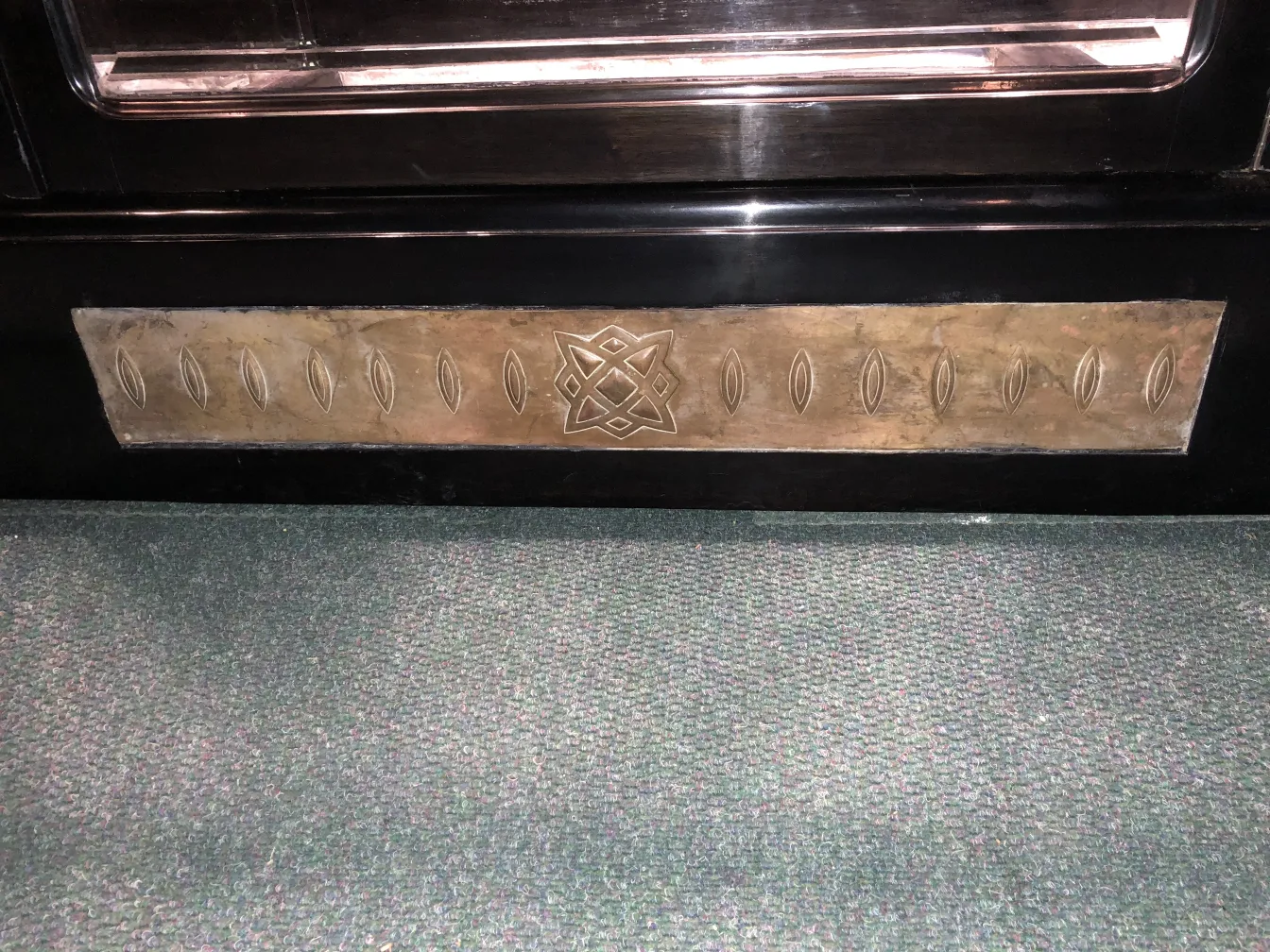 antike vitrine mit dekorativen mustern und dunklem hintergrund