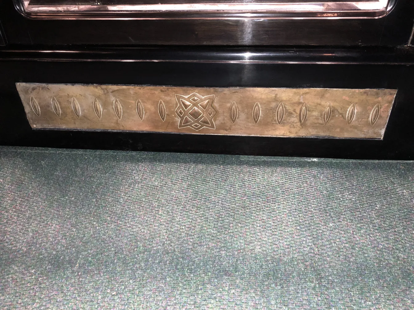 装饰有装饰图案和经典风格的古董展示柜，置于舒适的环境中。