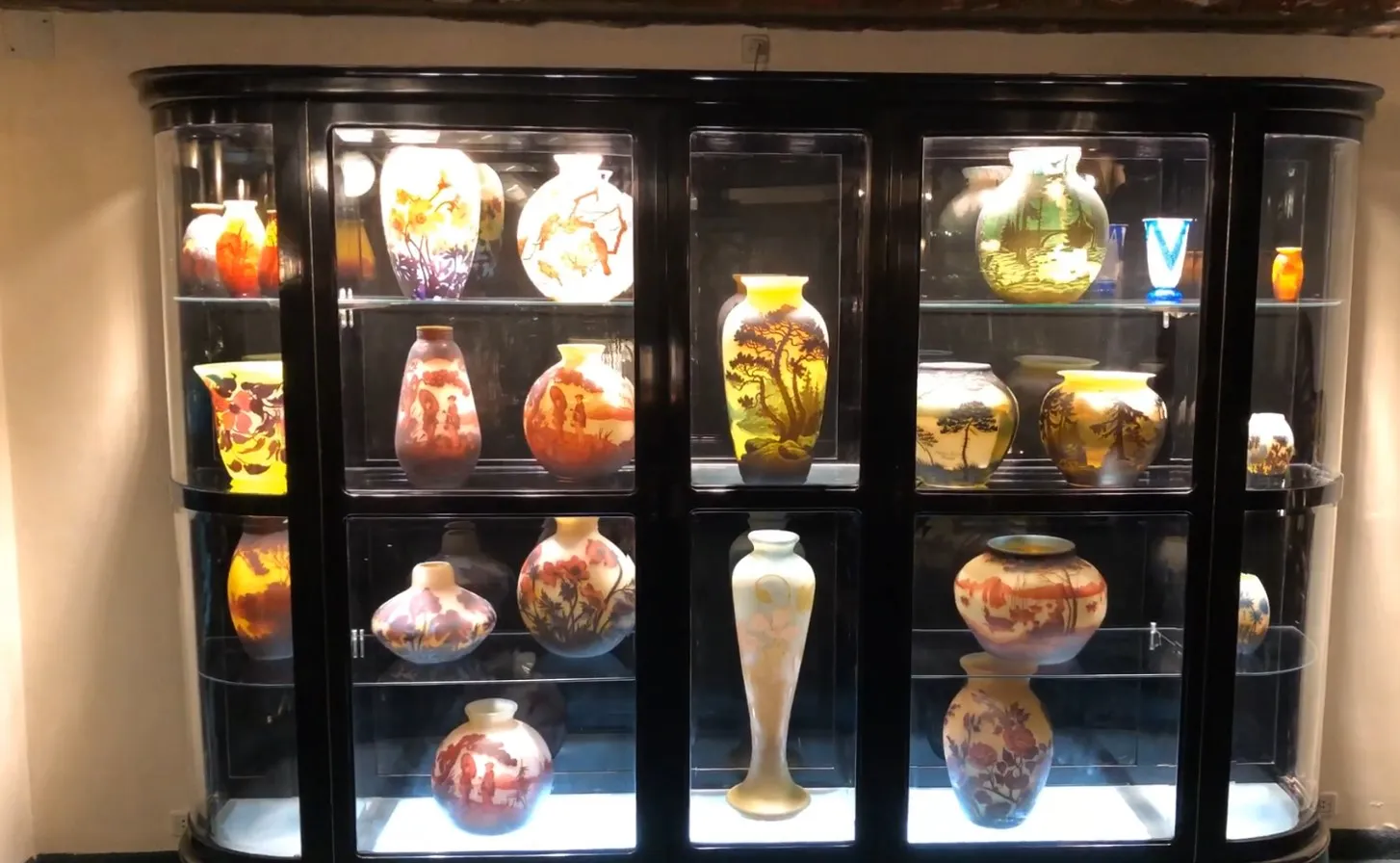 vetrina antica con vasi colorati e luci