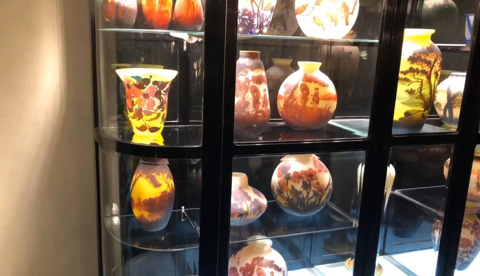 Vitrine mit antiken dekorativen Vasen